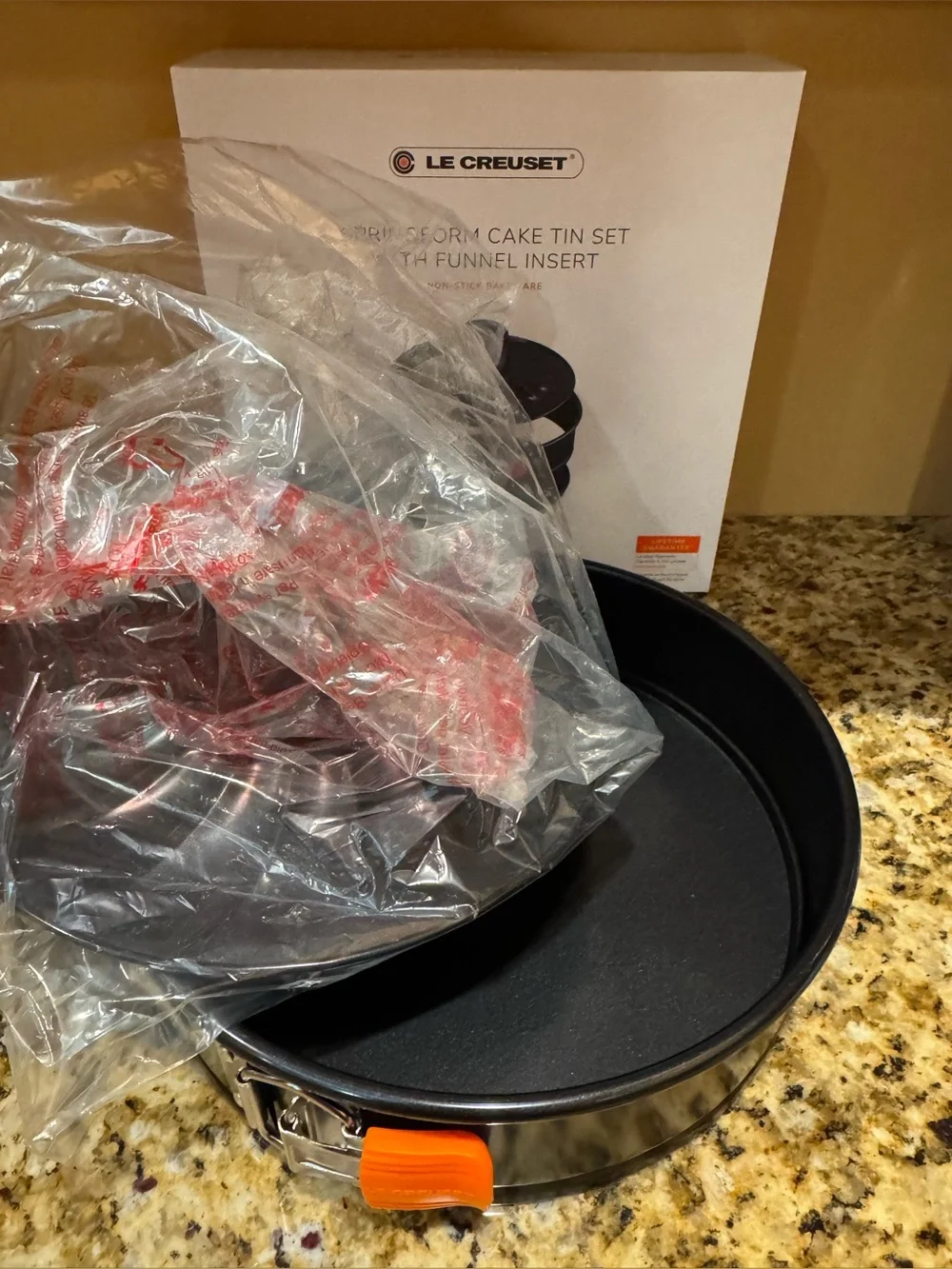Le Creuset Black Springform Cake Tin Set  10” with Funnel Insert NEW in box !